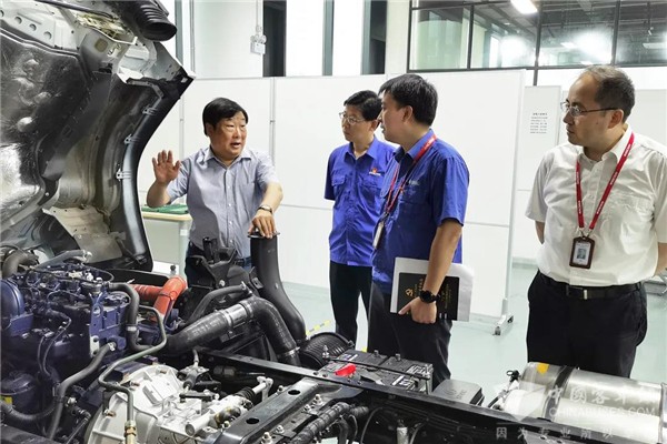 谭旭光考察潍柴动力上海技术创新中心并召开科研人员座谈会