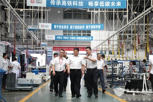 中车集团党委常委、副总裁余卫平赴中车电动调研指导工作