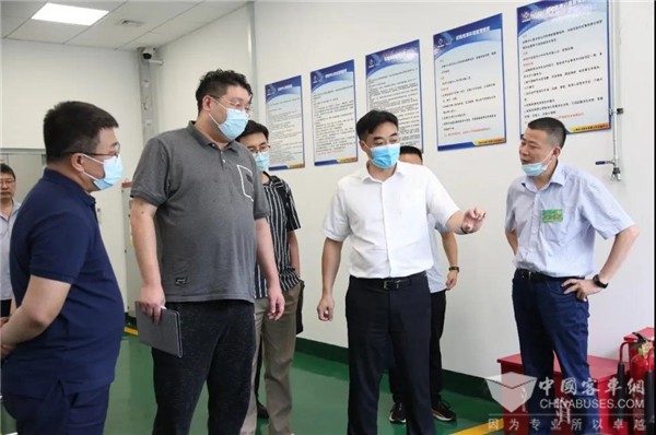 广安市政府一行赴申龙客车调研 肯定企业新能源技术发展情况