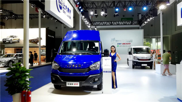 内外兼修! 依维柯欧胜宝石蓝30周年纪念版引爆成都国际车展