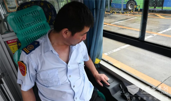 看，这个红色按钮能救命!连云港916辆公交车加装“一键报警”装置