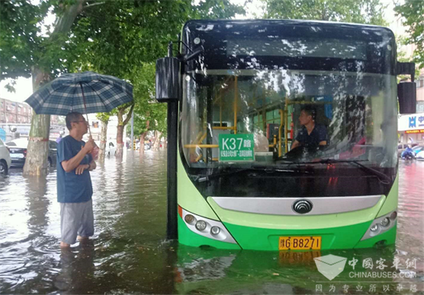 突降暴雨 河南新乡公交人“乘风破浪”保障市民出行