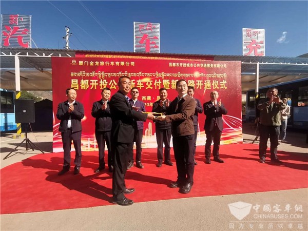 “便捷公交”驶上雪域高原 金旅援藏纯电动公交车交付西藏昌都