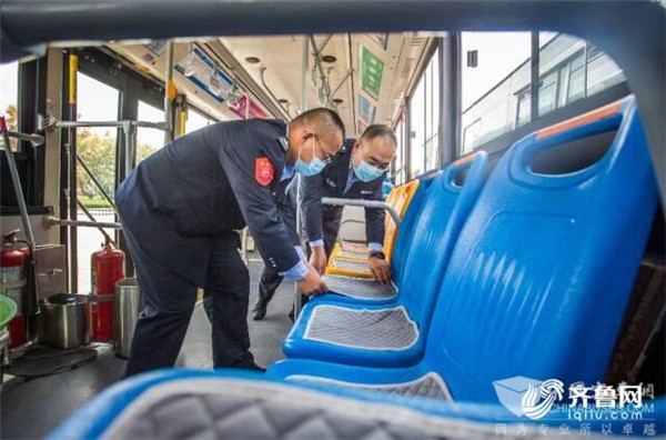 天冷啦！山东威海市荣成公交铺上了“暖心”坐垫