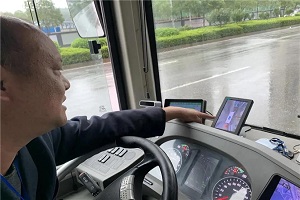 人民日报称赞！这公交车谁家的?也太厉害了吧……