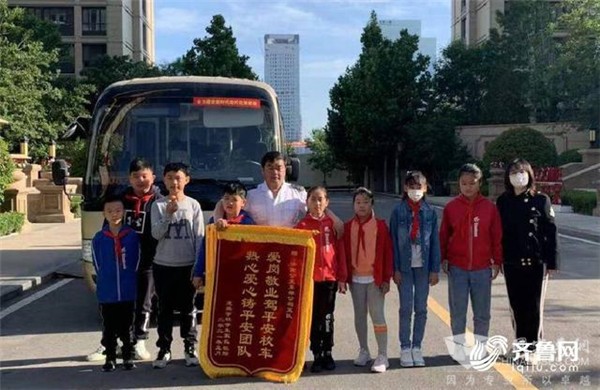 “520公交驾驶员关爱日” 小学生给驾驶员送来贺卡和锦旗
