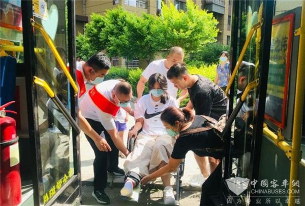 长春：520公交驾驶员关爱日 情满公交与爱同行