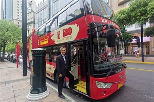 上海红色专线车开通 多国驻沪总领事点赞安凯全新双层巴士