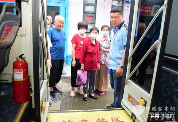 合肥公交：“零距离”服务 助力老人安全乘公交