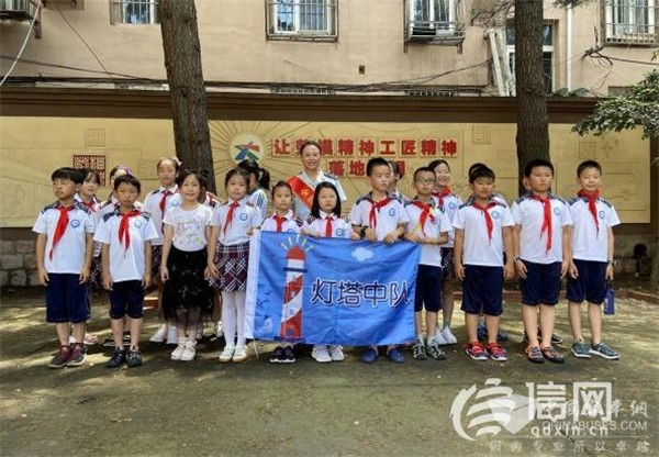 青岛：小学生走进公交场站 近距离感受劳模精神