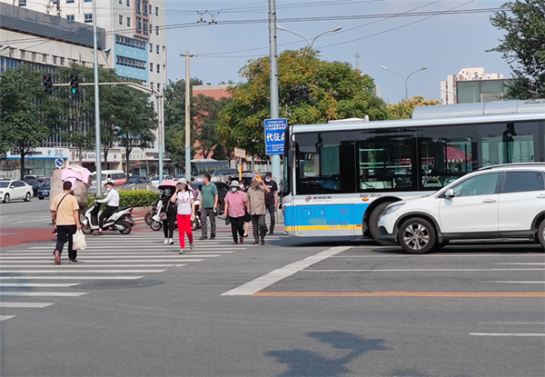 公交“头车”礼让获赞，但需警惕视线盲区