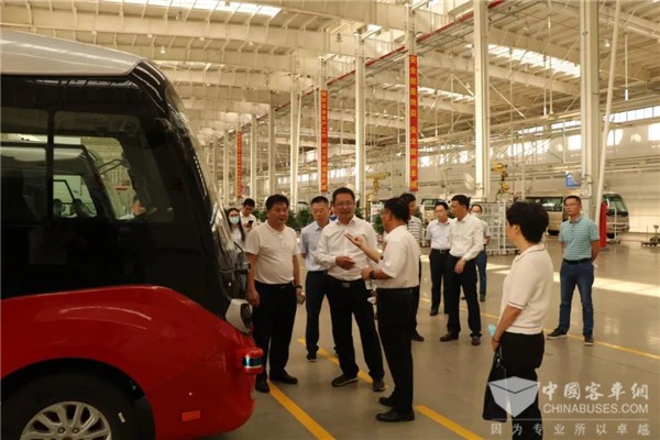 福建省发改委张文洋副主任一行深入金龙汽车龙海基地调研