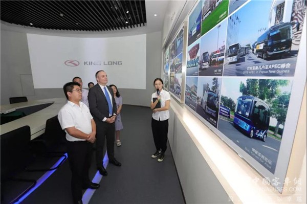 斯里兰卡驻华大使及白俄罗斯驻上海领事馆总领事莅临金龙客车参观考察