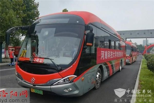 洛阳高校新生集中入学 定制巴士开进校园“摆渡”