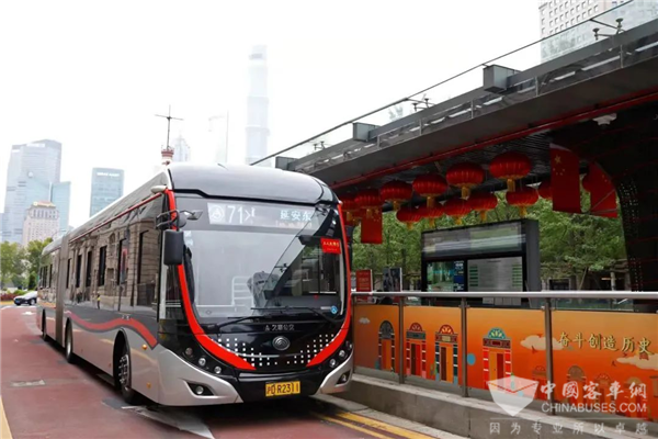 进博会前瞻：探秘“进博会主题专车”上海71路公交车