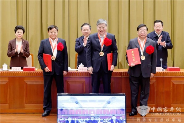 省企业家最高荣誉！谭旭光获评山东省杰出企业家并记一等功