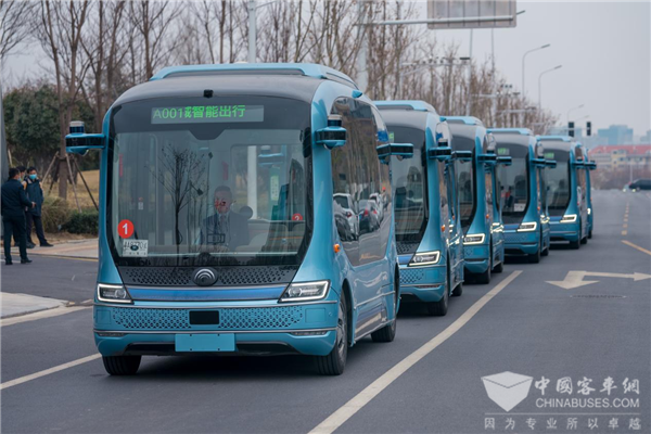 驻豫全国人大代表来郑参观宇通自动驾驶线路