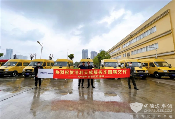 城市摊位新亮点！依维柯新得意流动售卖服务车交付武汉客户