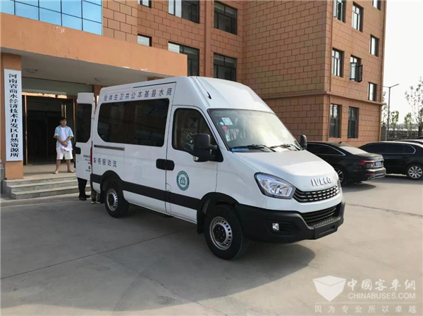 行业用车首选 依维柯医疗巡诊车批量交付商水县卫建委