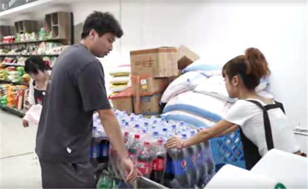 用依维柯满载梦想 90后的他把超市开遍川蜀大地