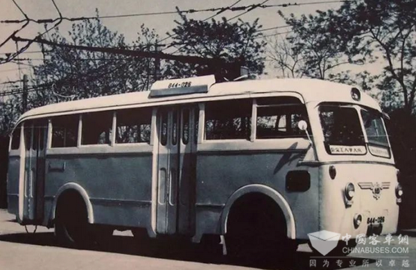 久事公交：再见！“辫子车”！上海这条公交线全线投用“白金刚”