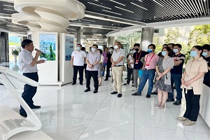 绿色低碳能源装备高端论坛专家一行莅临微宏参观