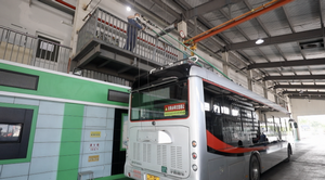 久事公交：高温下的守护者 送清凉的检修班