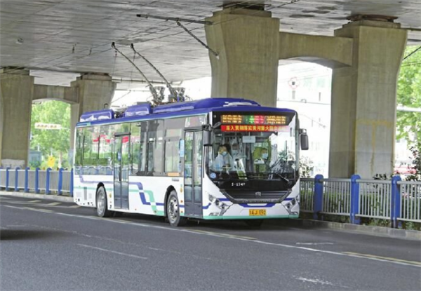 济南：“大辫子”公交车驶上北园大街 全市已开通6条线路