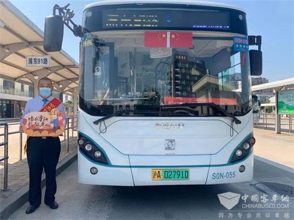 弘扬敬老助老美德 浦东91路变身重阳节主题公交