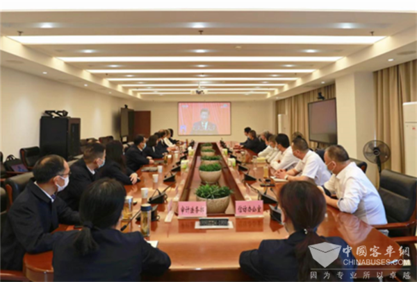 武汉公交:21个分会场、100余个公交站集体学习二十大精神