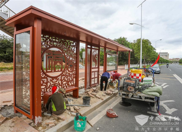 窗花、“福”字全配齐 福建石狮新增26座公交候车亭