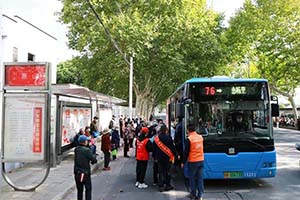 亮相惠山公交站 无锡公交集团设立“敬老志愿服务岗”