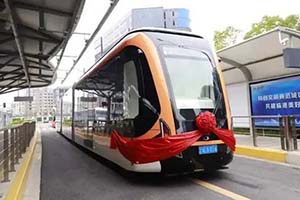 国内首条氢能源中运量公交线 在上海临港新片区进入试运营