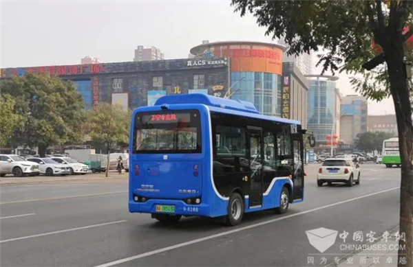 石家庄首条适老化公交线开通 10路沿线设置47个站位