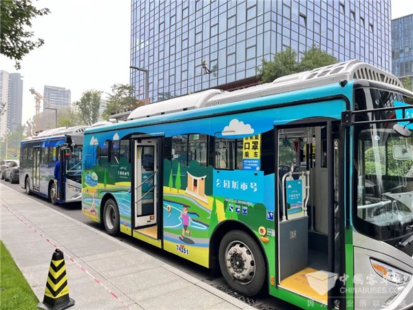 人文科技与城市风貌共融 成都天府新区两条主题公交正式亮相