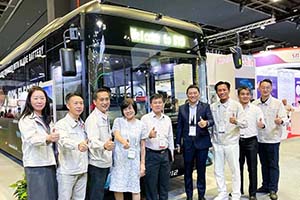 硬实力再出海 比亚迪首款B包刀片电池大巴亮相新加坡国际交通大会