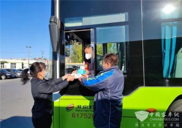 北京公交：分批次、分时段为一线员工派发生活及防疫物资