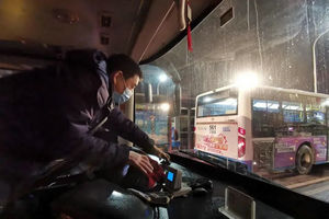 武汉公交：实行提前暖车、“车等人”服务