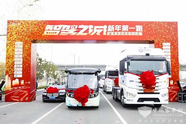 轻舟智航 自动驾驶小巴 龙舟ONE