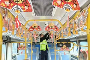 感受浓浓节日气氛 “兔年新年装”主题车厢亮相深圳市东部公交