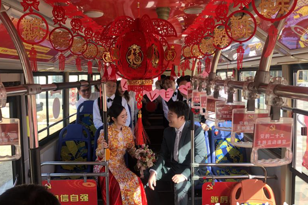 连云港小夫妻“低碳”迎亲，公交车变婚车