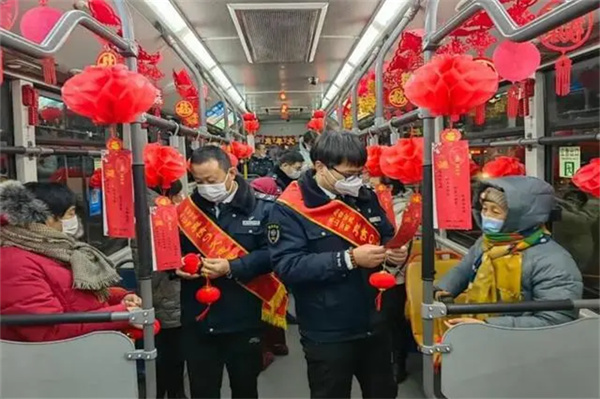 烟台欢喜闹元宵！公交车上开起灯谜会