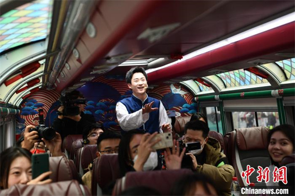 巴士上体验沉浸式喜剧 全国首辆双层话剧巴士亮相成都