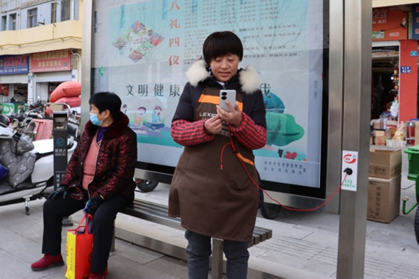 兴化公交站台添免费“神器” 升级便民服务更贴心