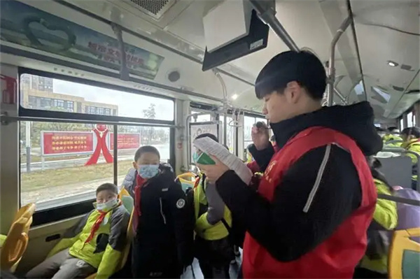 安徽合肥的流动课堂：学生公交专线上有了红色志愿宣讲员