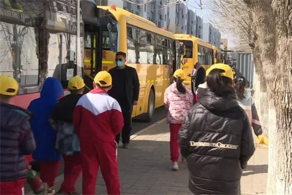 山东东营：87条助学公交全覆盖 助力家校“点对点”