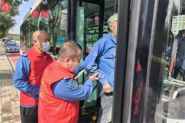 载着雷锋精神启航！太原812路雷锋主题公交车亮相