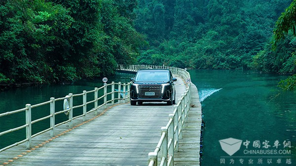 上汽大通 声生不息 官方指定座驾 明星保姆车