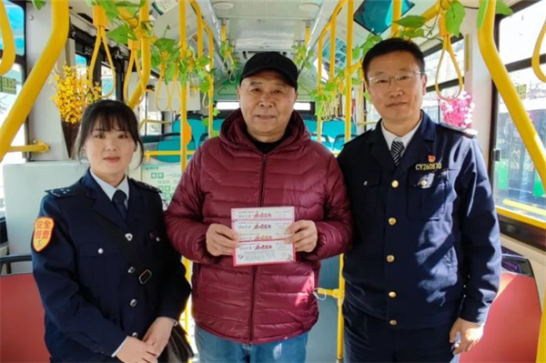 青岛这个春日里开往花海的最美公交车，已发车