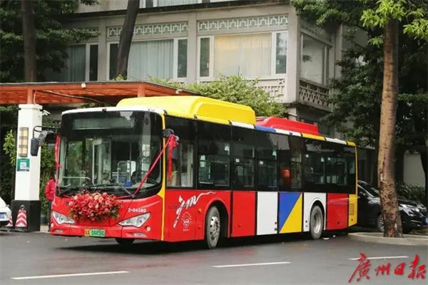 广州“公交婚车”驶上街头，拉风又浪漫！